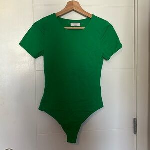 Aritzia Babaton green crewneck shortsleeve contour bodysuit